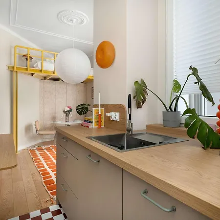 Unique Close To The Center With Balcony By Renters Apartment